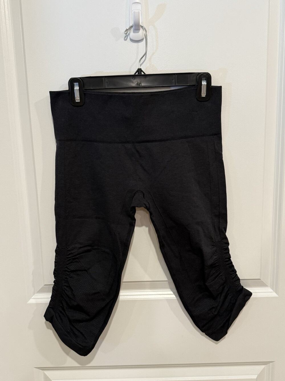 Lululemon Women's Size 8 In Flow Cropped Ruched Athletic Seamless Capri Legging